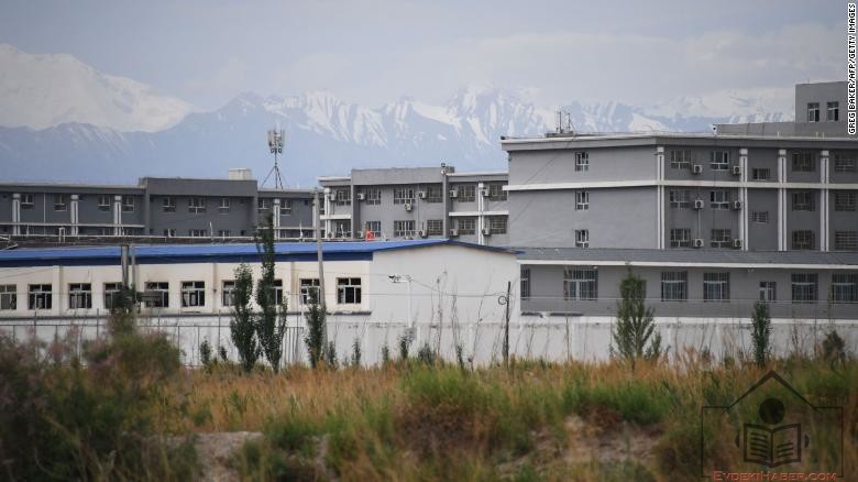 4 Haziran 2019'da çekilen bu fotoğraf, Çin'in kuzeybatı Sincan bölgesindeki Akto'nun kuzeyinde, çoğunluğu Müslüman etnik azınlıkların gözaltına alındığı bir yeniden eğitim kampı olduğuna inanılan bir tesisi gösteriyor.